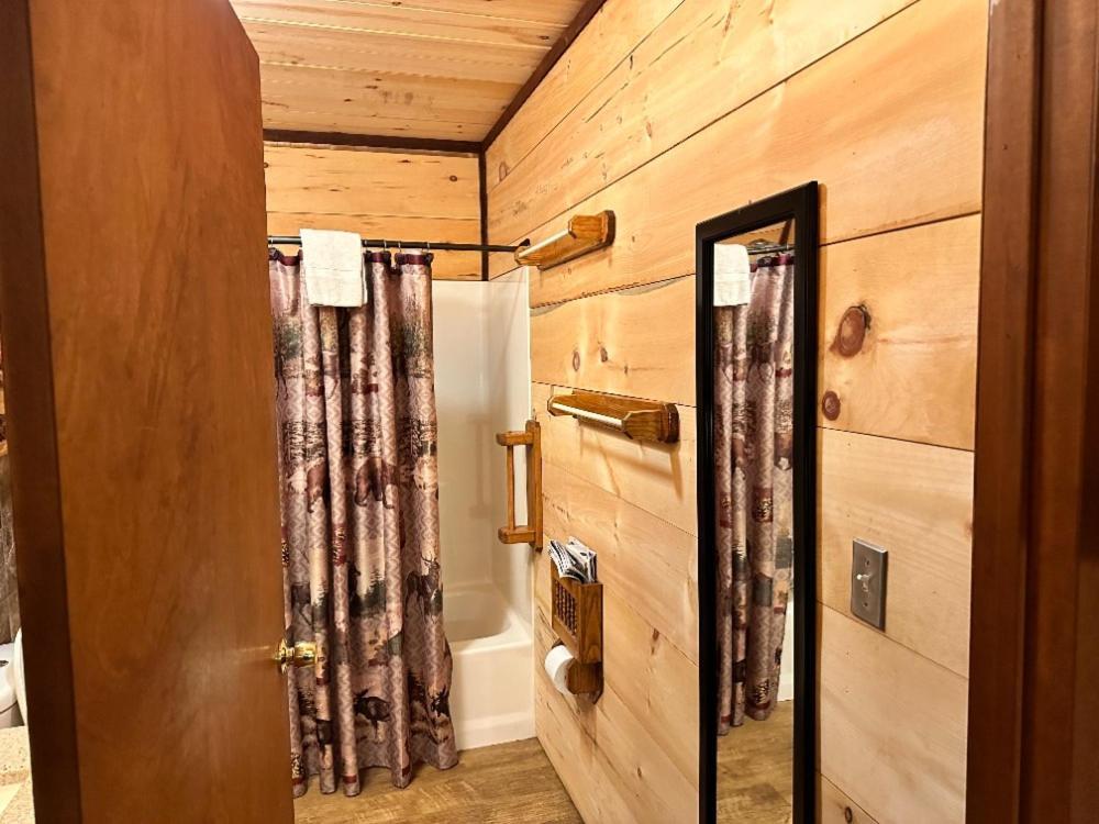 Irons Best Bear Lodge & Campground מראה חיצוני תמונה